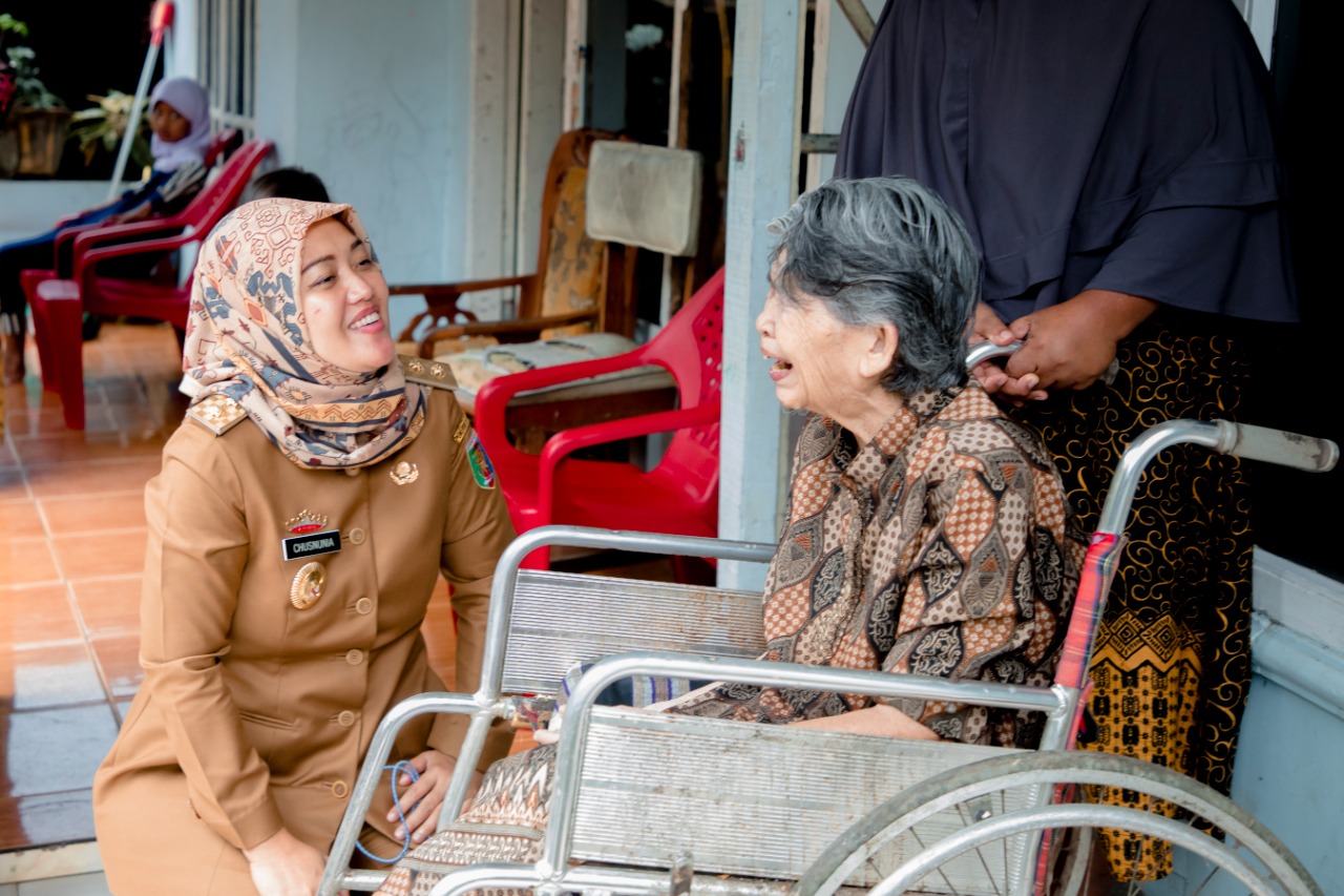 Wakil Gubernur Lampung Chusnunia Chalim Berikan Bantuan Kursi Roda 