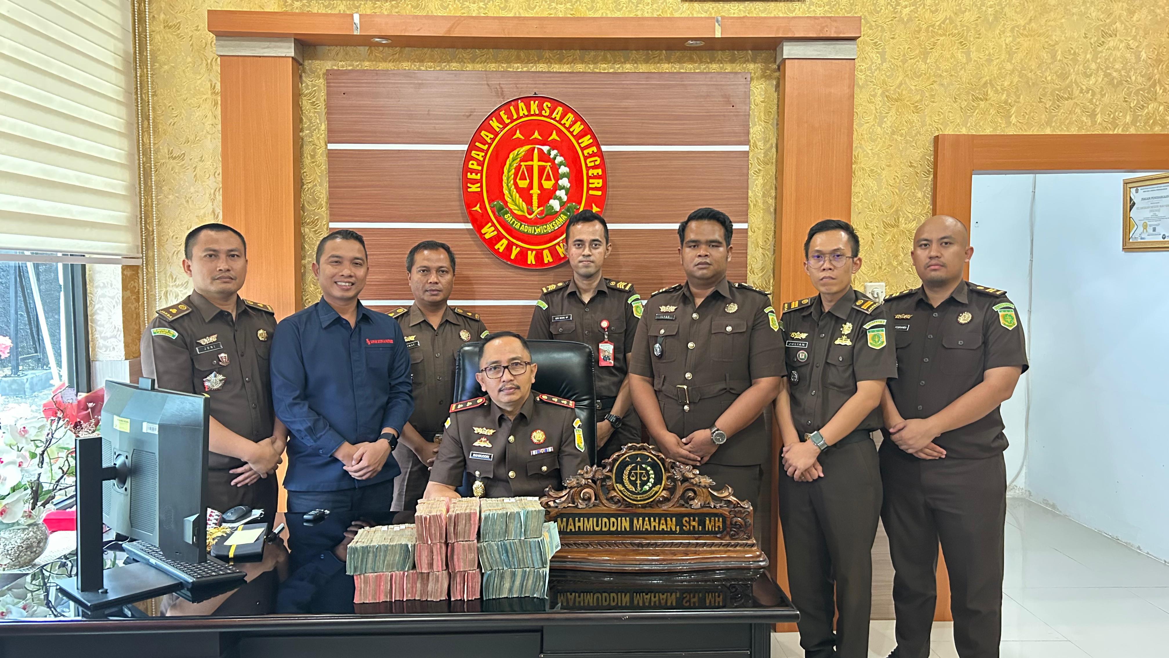 Tersangka Korupsi SPAM Serahkan Rp600 Juta ke Kejari Way Kanan