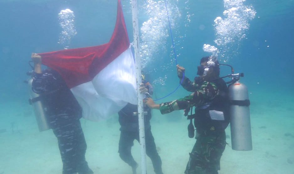 HUT Kemerdekaan RI Ke-77, Tim Gabungan Kibarkan Merah Putih di Bawah Laut Pahawang 