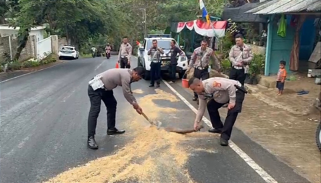 Gerak Cepat, Satlantas Polresta Bandar Lampung Bersihkan Solar Penyebab Lakalantas di Jalan Raden Imba Kesuma 