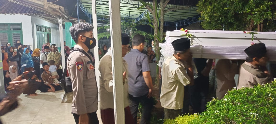 Tiga Hari Tertahan di Gudang Kargo, Jenazah TKI Asal Lampung Timur Langsung Dimakamkan 