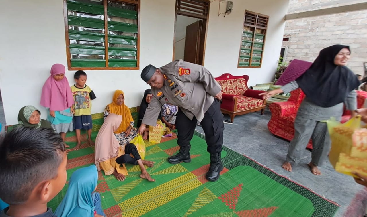 Door to Door, Kapolres Tulang Bawang Bagikan 85 Paket Nasi Kotak Gratis Untuk Lansia Setiap Hari