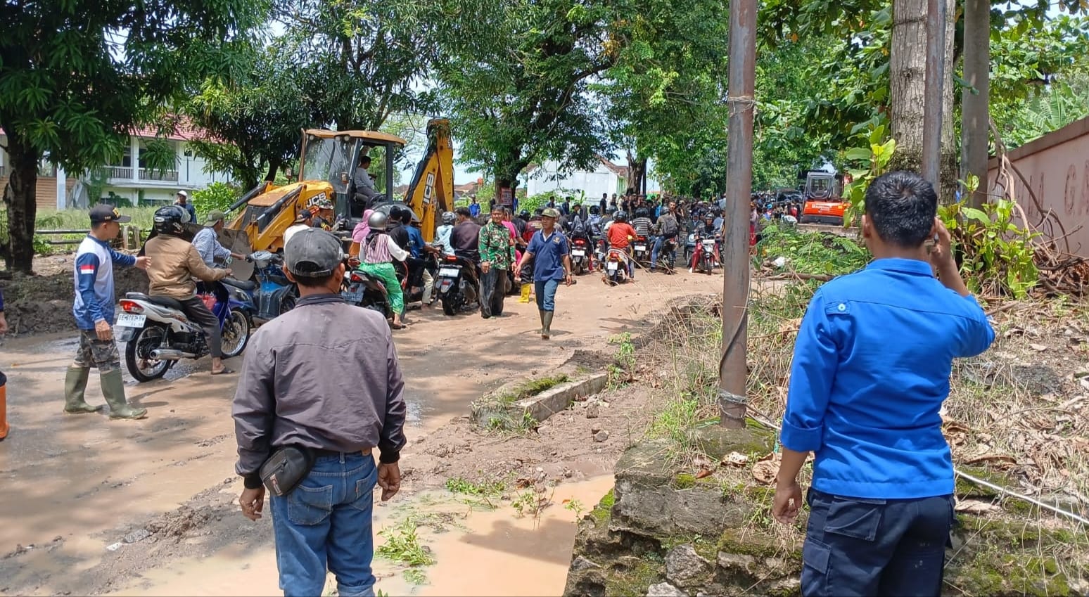 Longsor Putus Akses Bandar Lampung - Pesawaran, Pemkot Turunkan Bantuan Darurat
