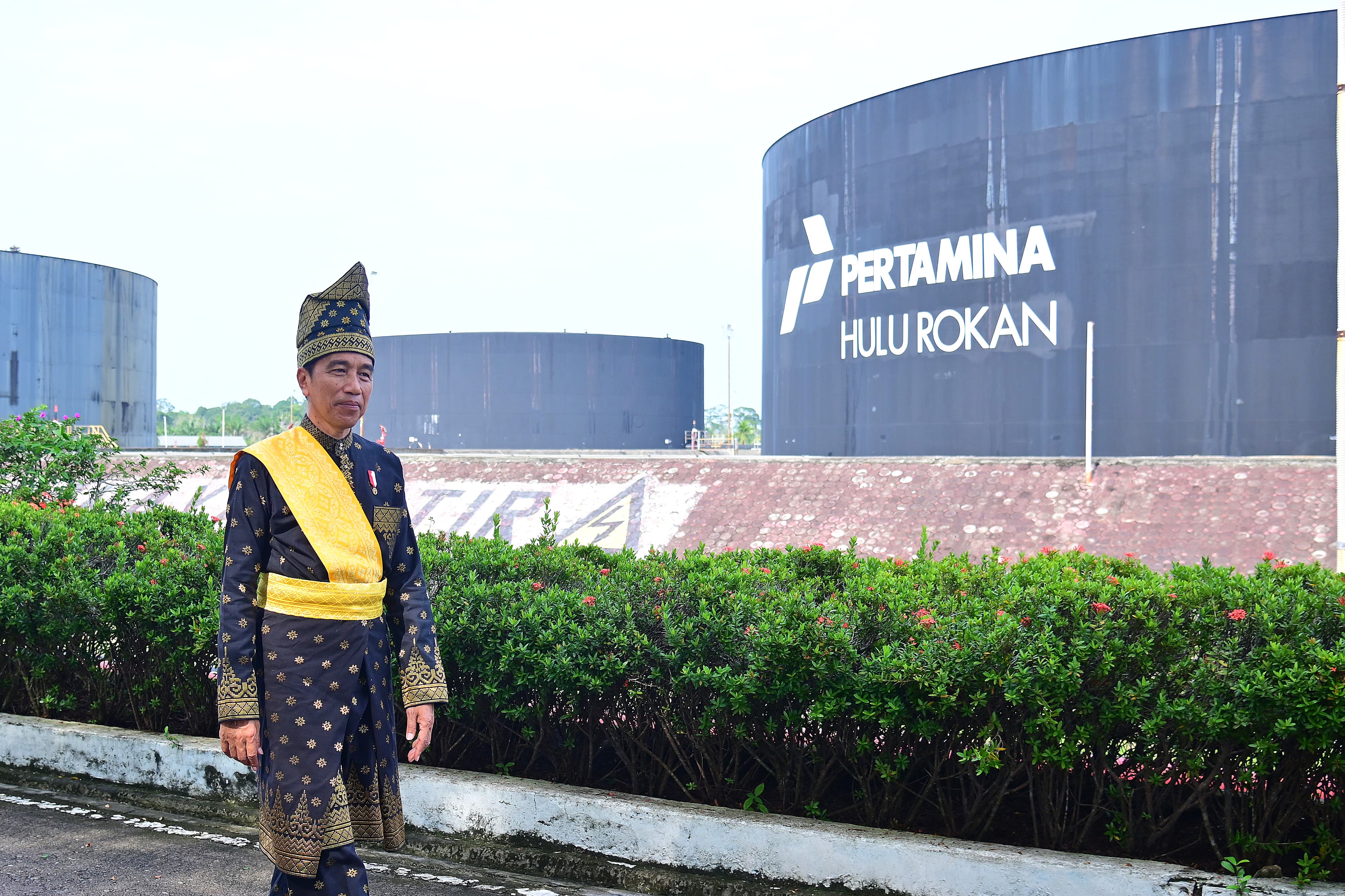 Pimpin Upacara Hari Lahir Pancasila di Lapangan Garuda Pertamina Hulu Rokan, Jokowi Kenakan Baju Adat Melayu