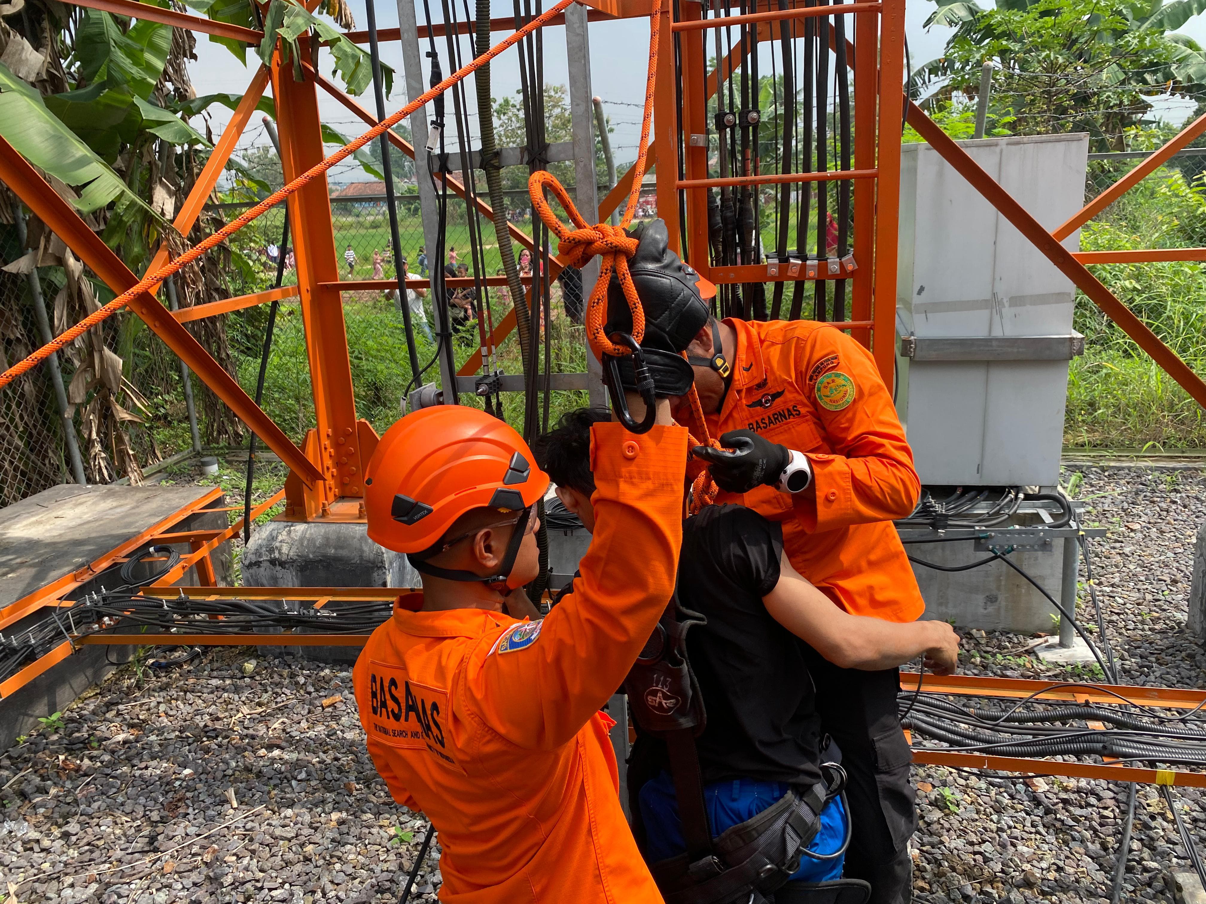 Diduga Akan Diceraikan Sang Istri, Pria di Way Kandis Dua Jam Bertahan di Puncak Tower