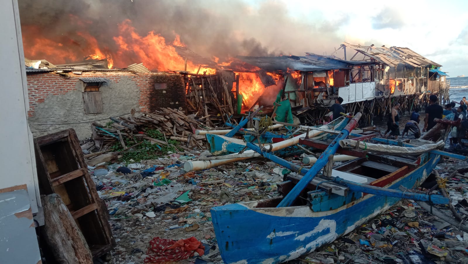 BREAKING NEWS!! Sejumlah Rumah di Perkampungan Nelayan Pesisir Bandar Lampung Terbakar
