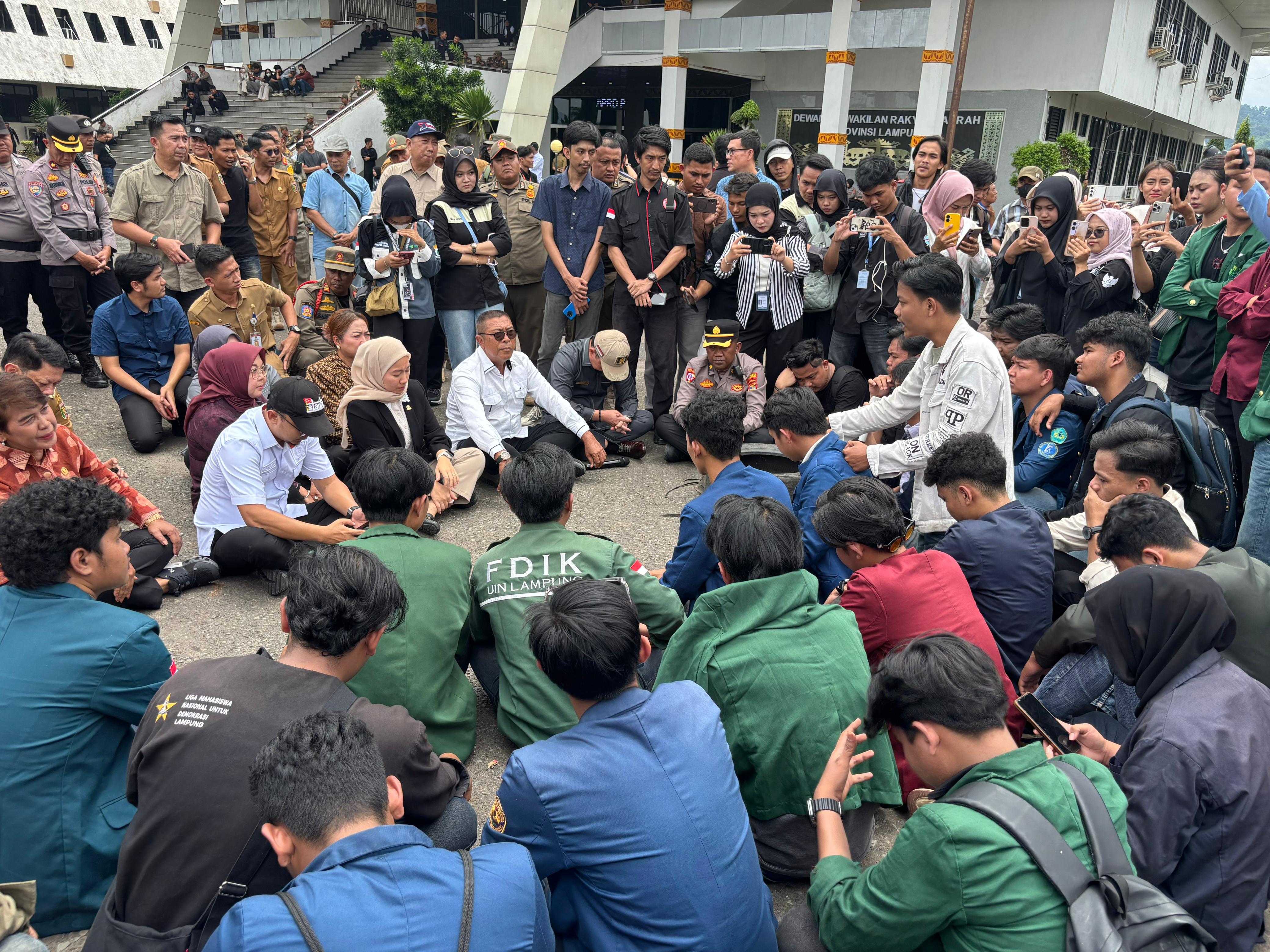 Massa Geruduk DPRD Lampung, Polemik SMA Siger hingga Anggaran Pendidikan Jadi Sorotan