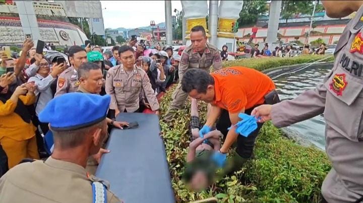 Mayat Anak Laki-laki Tanpa Identitas Ditemukan Mengambang di Kolam Tugu Pengantin