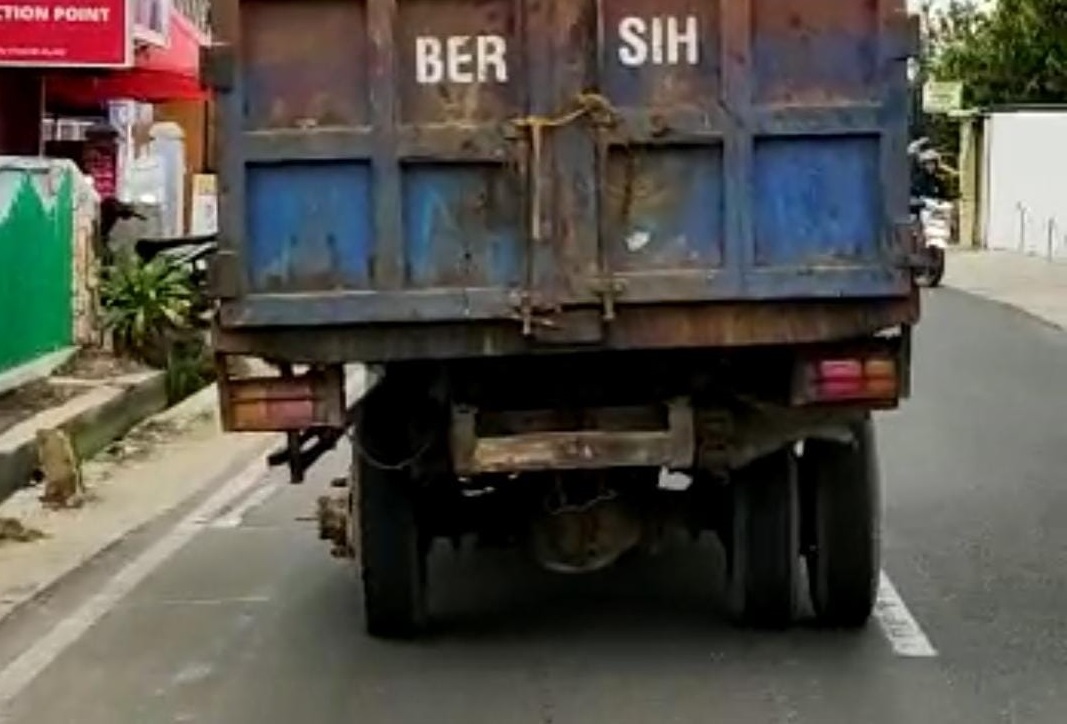 Astaga, Minus Satu Ban, Truk Pengangkut Sampah DLH Bandar Lampung Ini Nekat Beroprasional 