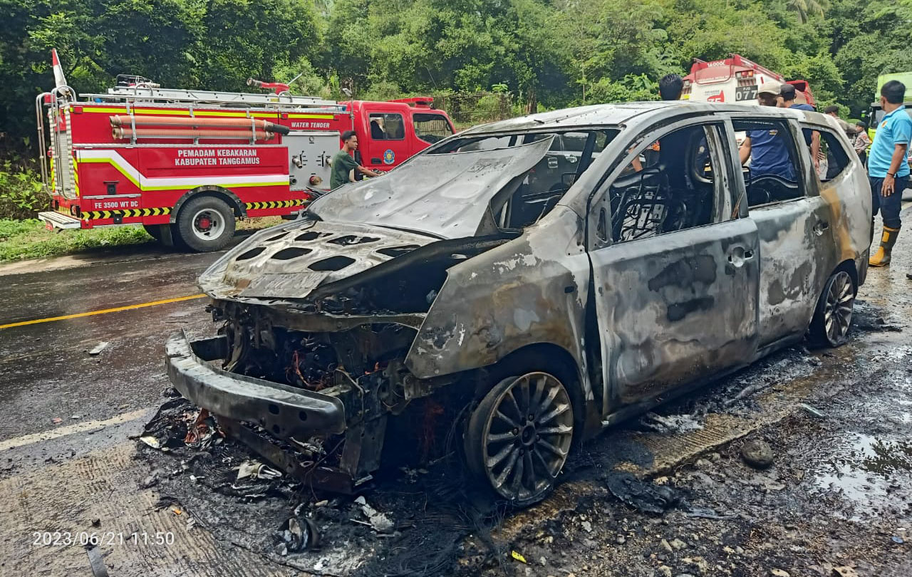 Mobil Nissan Grand Livina Terbakar di Jalinbar Tanggamus Lampung 