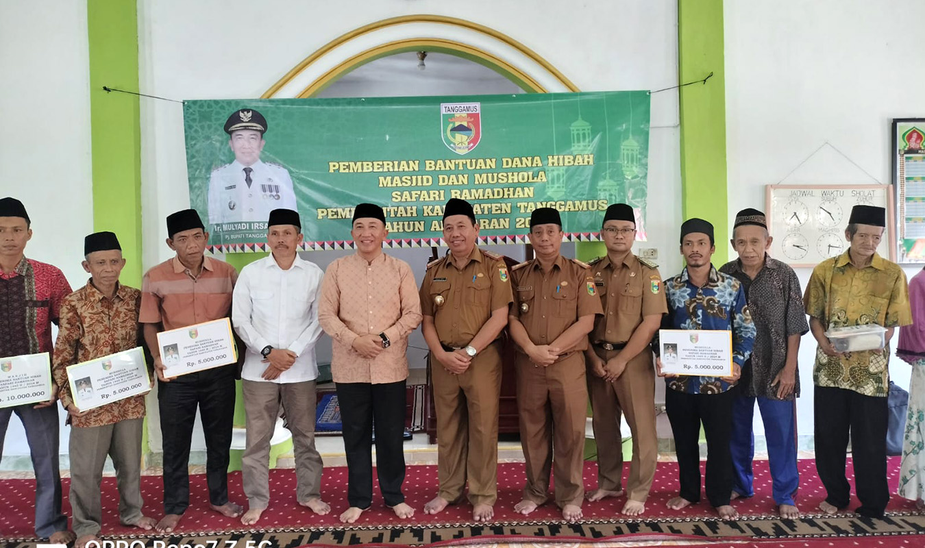Pj. Bupati Tanggamus Lampung Serahkan Bantuan Dana Hibah Pembangunan Masjid dan Musala