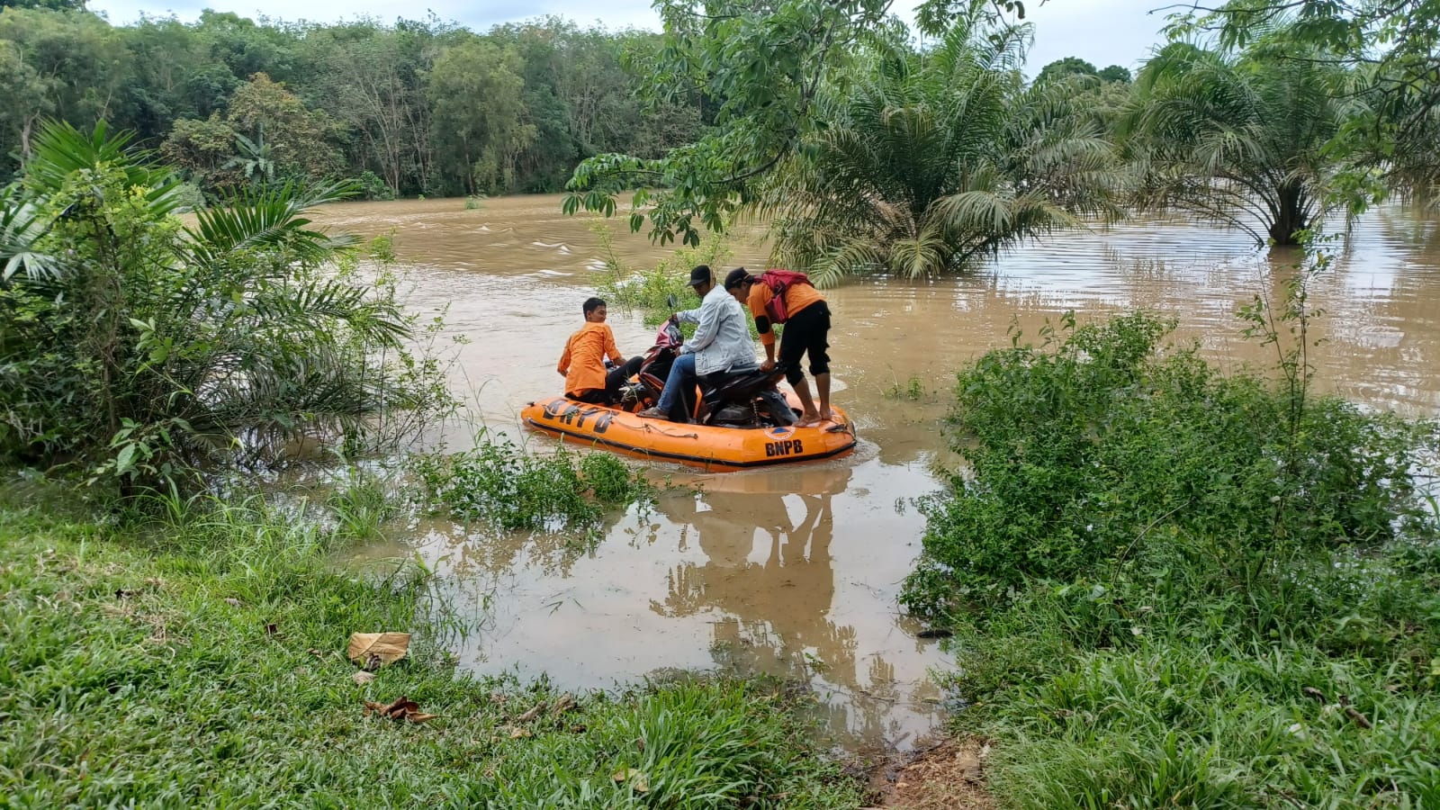 Ruas Jalan Terputus Akibat Banjir, BPBD Lampung Timur Terjunkan Perahu Motor