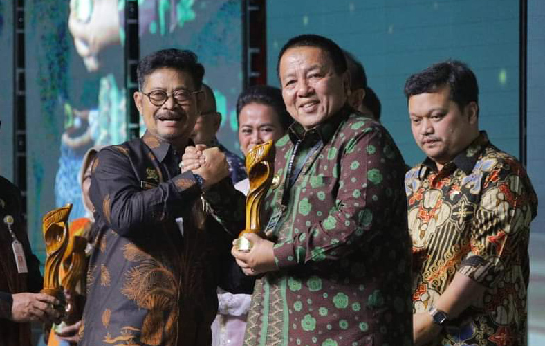 Gubernur Arinal Djunaidi Terima Anugerah Perkebunan Indonesia 2022 