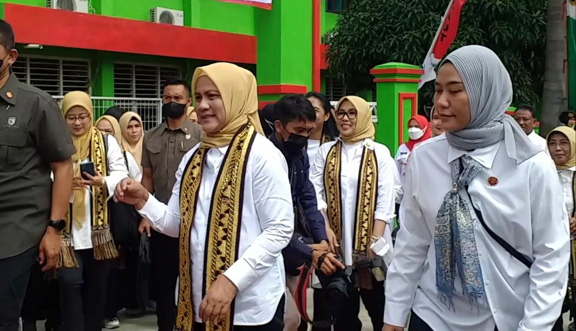 Diajak Foto Ibu Negara Iriana Jokowi, Ibu Ini Sampai Gemetar 