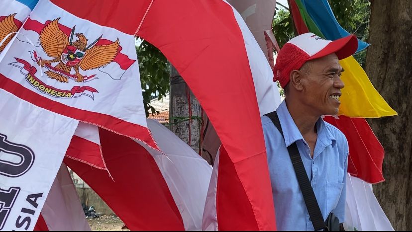 Jauh-jauh Dari Garut, Pedagang Bendera Ini Pilih Bandar Lampung Sebagai Lokasi Berjualan