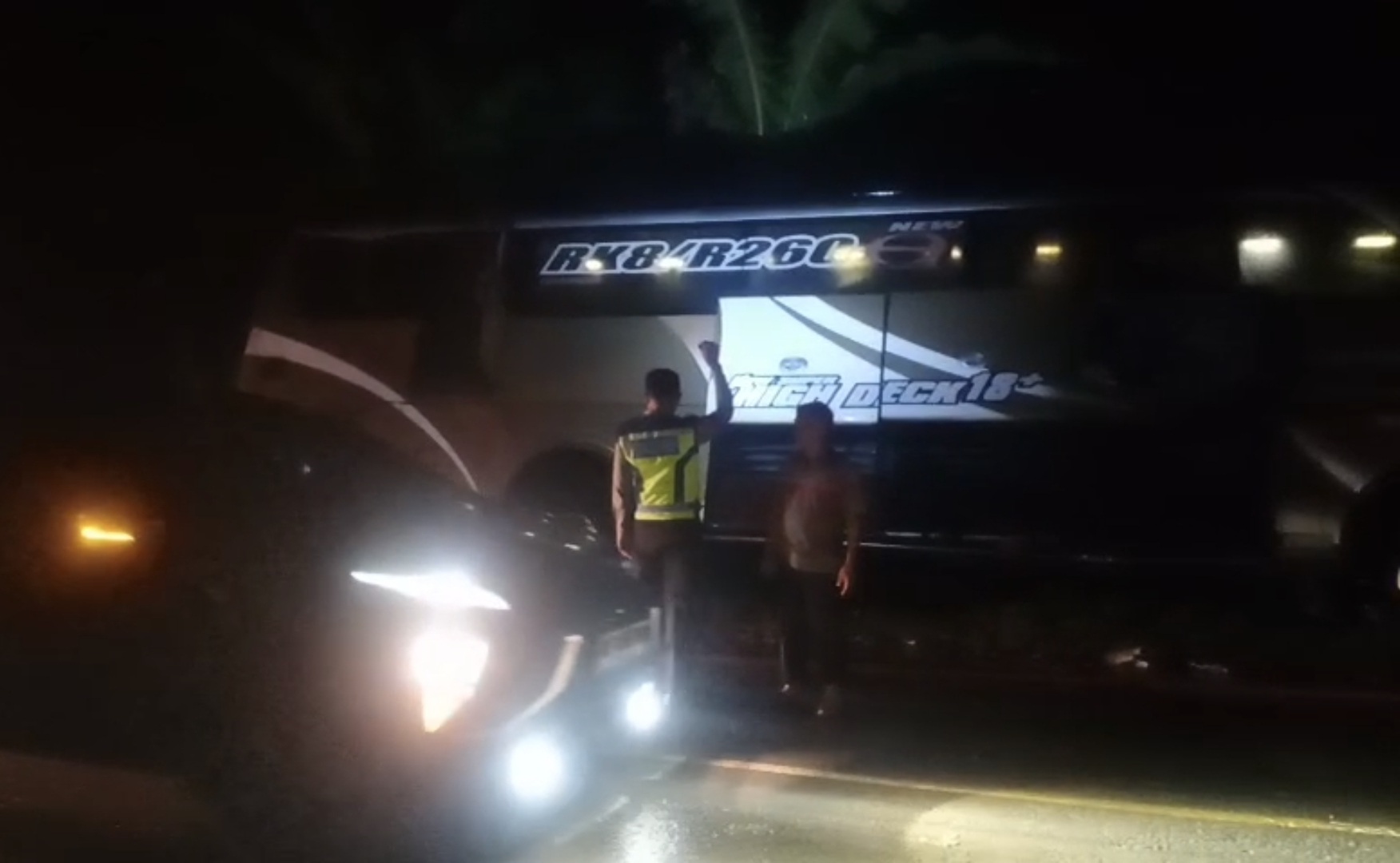 Bus Dibakar Massa di Jalan Lintas Sumatera Lampung Utara, Diduga Karena Sopir Kabur Usai Serempet Motor