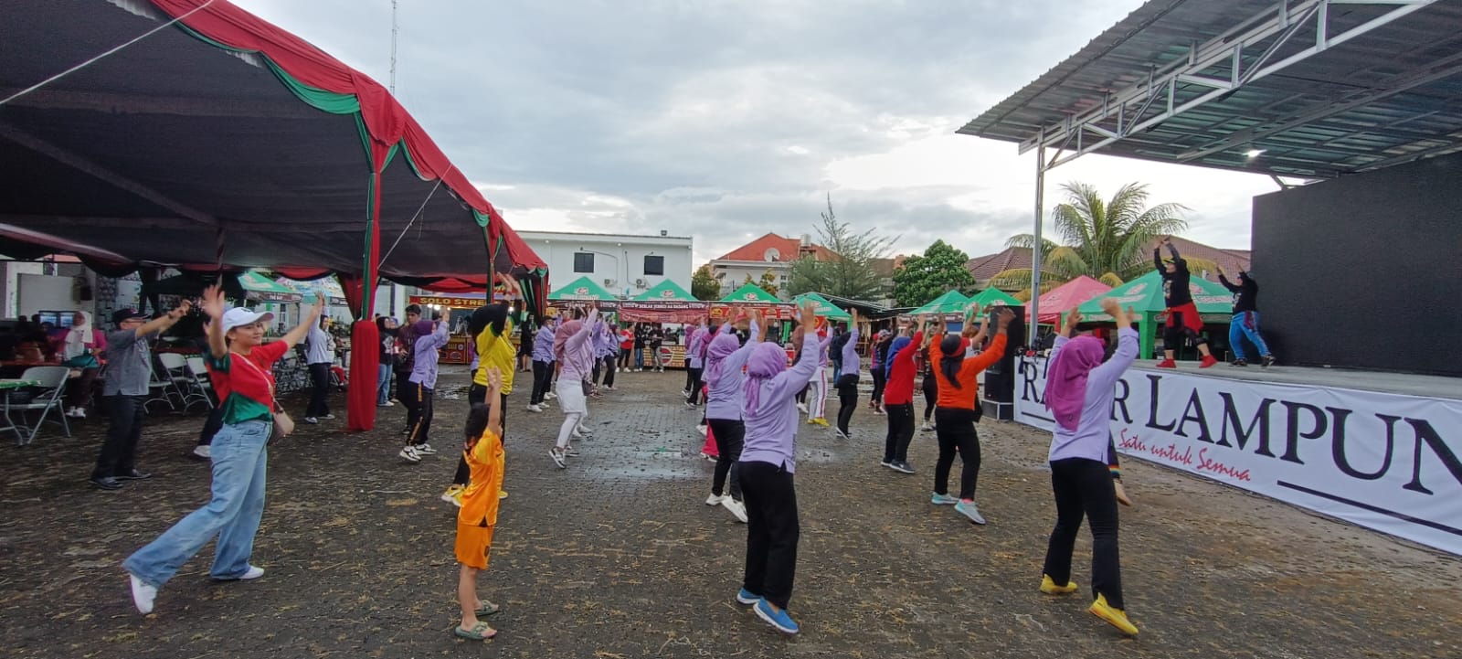 Suhu Yurike Buka Zumba di Nobar Piala Dunia dan Fun Food Festival Radar Lampung