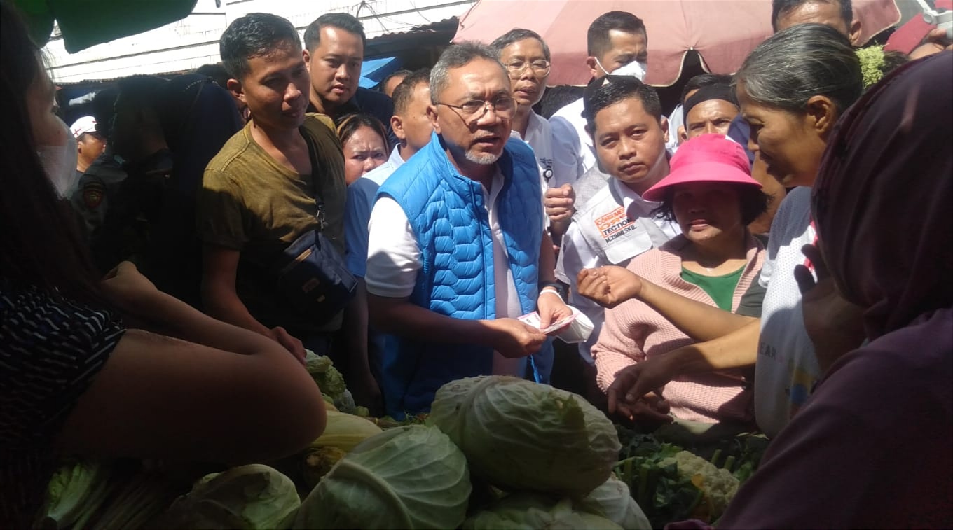 Visit Bandar Lampung's Gintung Market, Minister of Trade  Zulkifli Hasan Purchases Rice