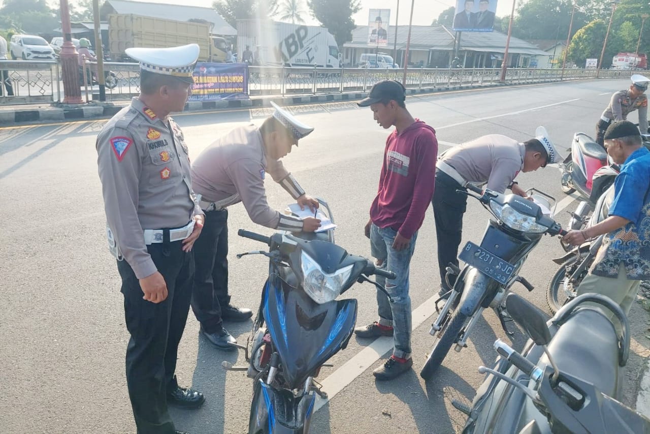 Razia di Tugu Garuda Menggala, Polisi Tulang Bawang Tilang Puluhan Kendaraan dan Sosialisasi Promo Pajak