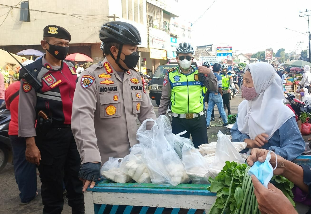 Puluhan Polisi Geruduk Pasar Tradisional, Ngapain Ya?