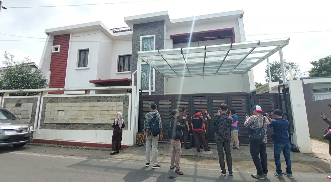 Kejati Geledah Rumah Eks Kadis DLH Bandar Lampung 