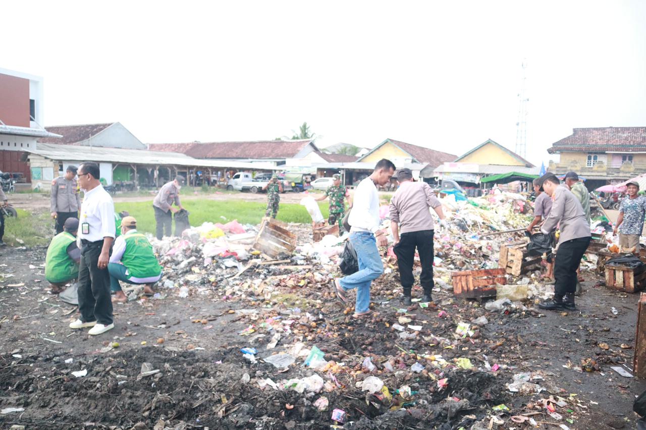 TNI-Polri dan Masyarakat Tulang Bawang Bersihkan Lokasi Ini, Ternyata Sampahnya Banyak