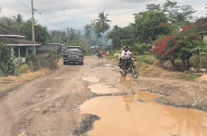 Lebih Dari 10 Tahun Jalan Simpang Neki di Way Kanan Rusak Parah, Warga Desak Pemerintah Bertindak