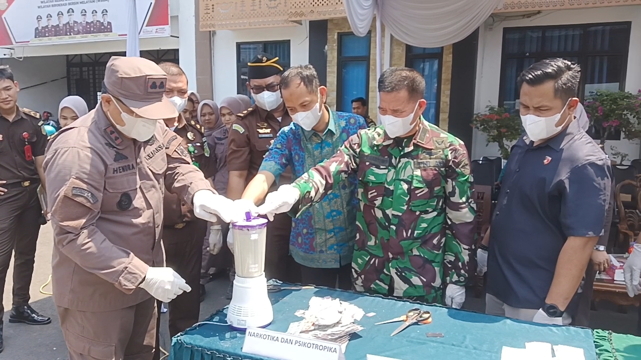 61 Perkara Inkracht, Kejari Lampung Utara Musnahkan Barang Bukti Narkoba hingga Senjata Api