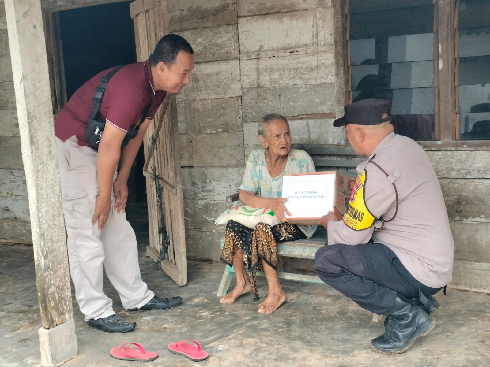 Peduli Sesama, Polsek Seputih Banyak Bagikan Sembako ke Masyarakat Membutuhkan