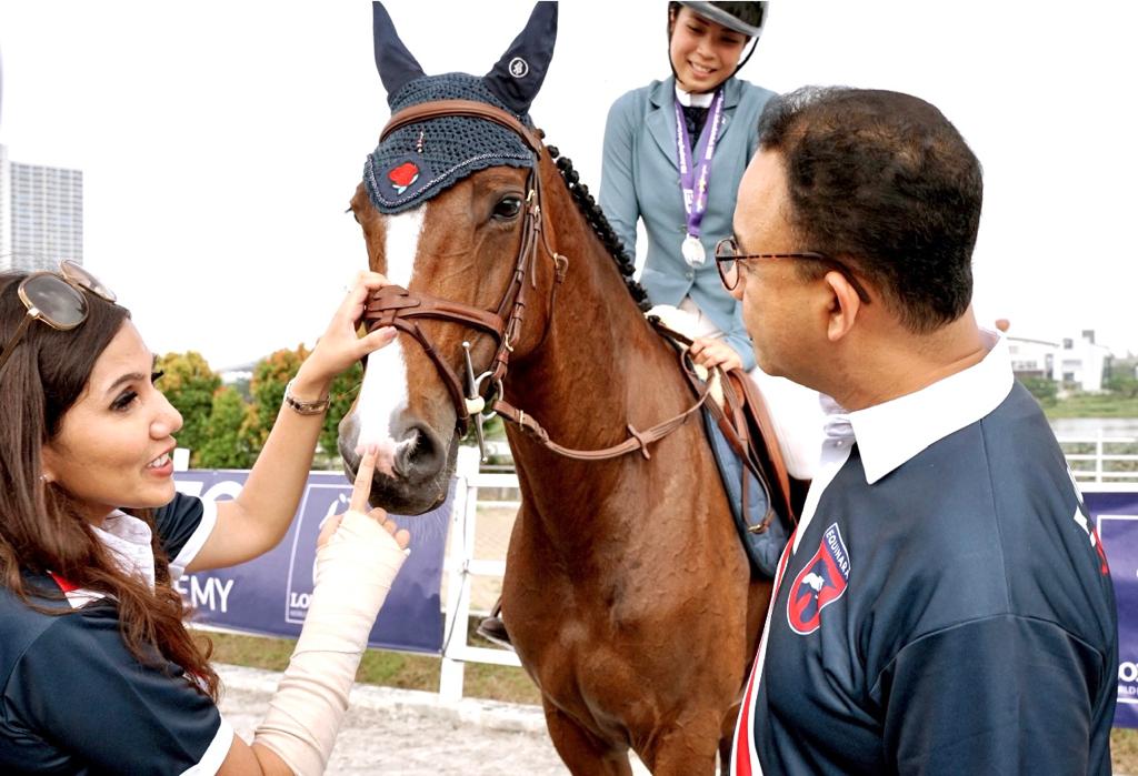 Ini Pemenang Kejuaraan Berkuda Equestrian di JIEP Pulomas, Gubernur Anies Langsung Serahkan Piala 