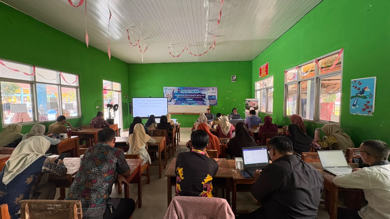 Dosen Teknokrat Latih Guru SMPN 2 Pesawaran Manfaatkan Papan Interaktif Digital
