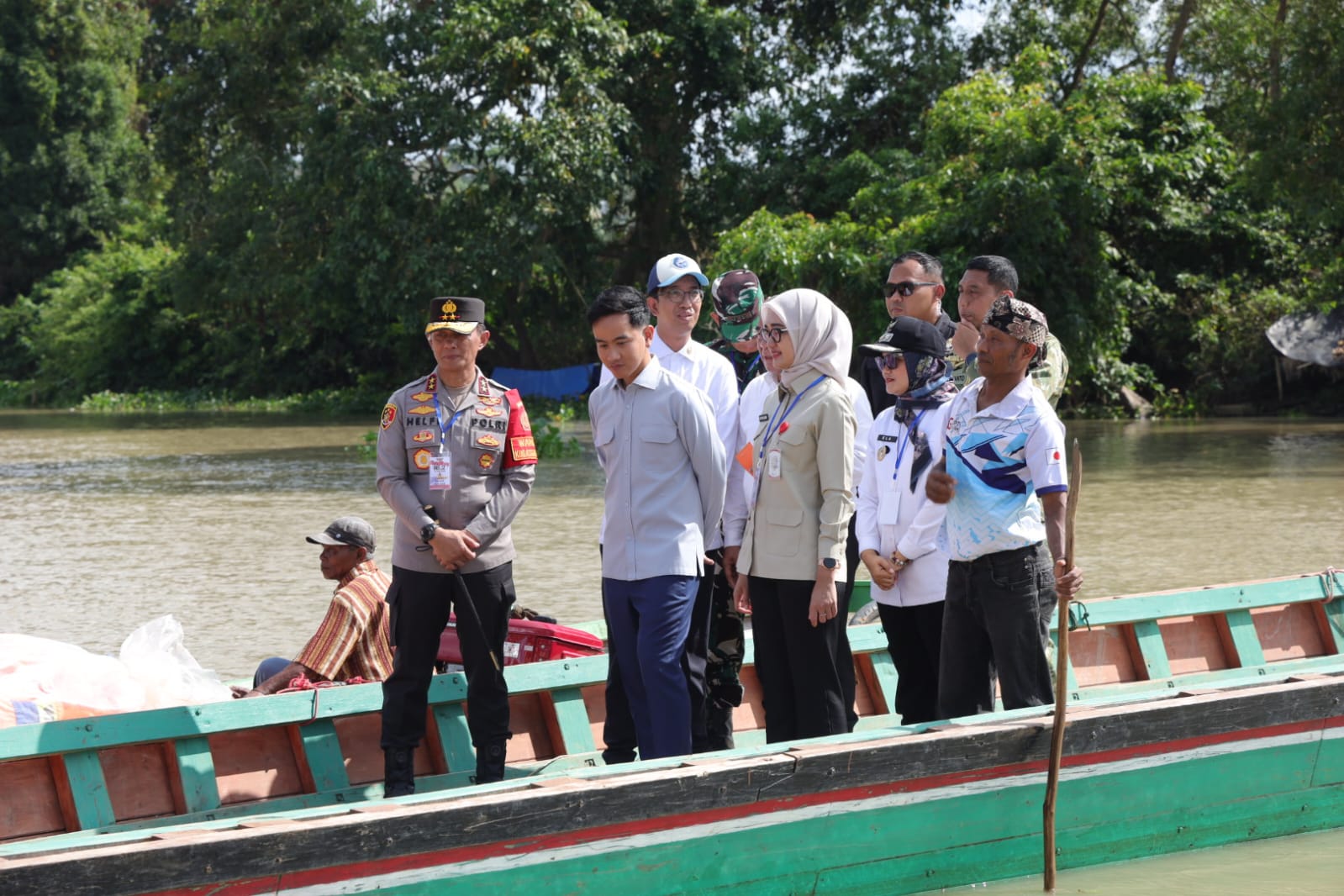 Naik Perahu Kecil, Wapres Gibran Tinjau Pembangunan Jembatan Kali Pasir di Lampung Timur