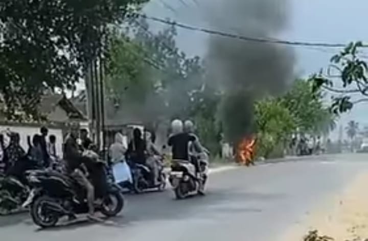 Warga Pringsewu Geger, Viral Video Sepeda Motor Hangus Dilahap Api Hingga Ludes Terbakar