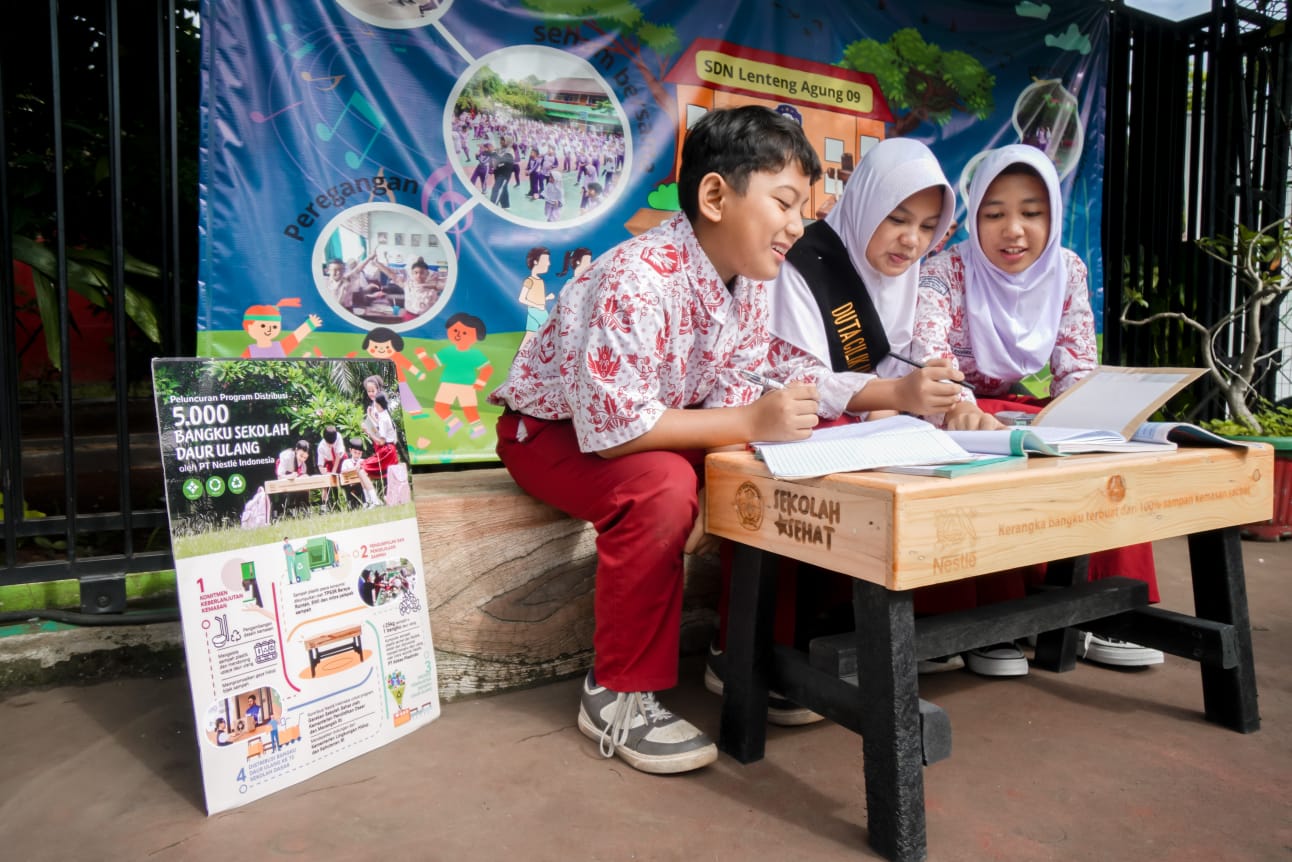 PT Nestle Indonesia Luncurkan Program Distribusi 5.000 Bangku Daur Ulang ke 500 Sekolah Dasar di Indonesia