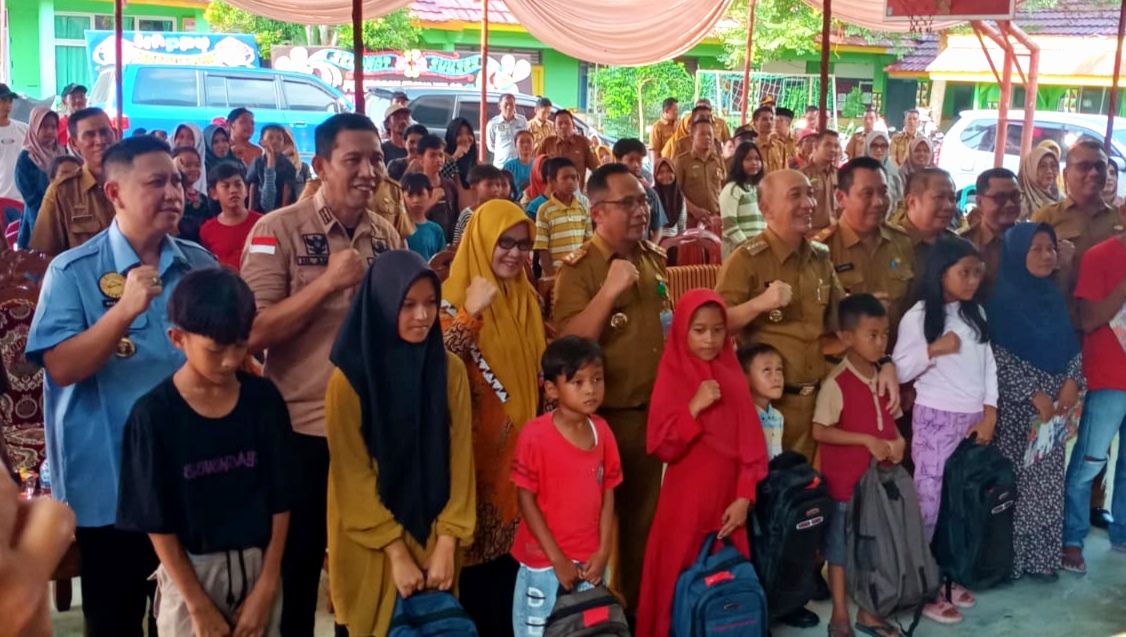 Pj Bupati Tanggamus Lampung dan Dinas Pendidikan Serahkan Bantuan untuk Siswa Terdampak Banjir