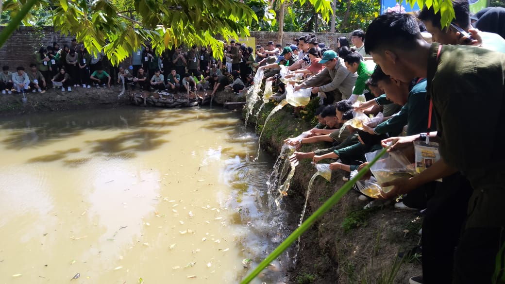 Misi Hijaukan Bumi, Mahasiswa Baru Teknokrat Tanam Pohon dan Sebar Benih Ikan