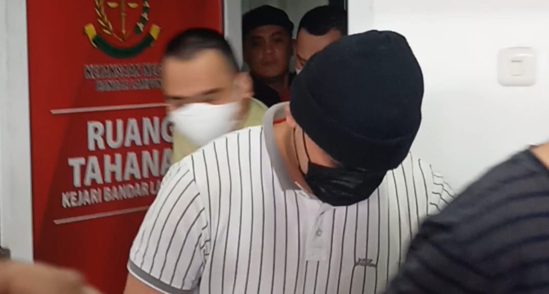 Tangan Diborgol, Mantan Kasatnarkoba Polres Lamsel Menunduk Hindari Kamera Wartawan