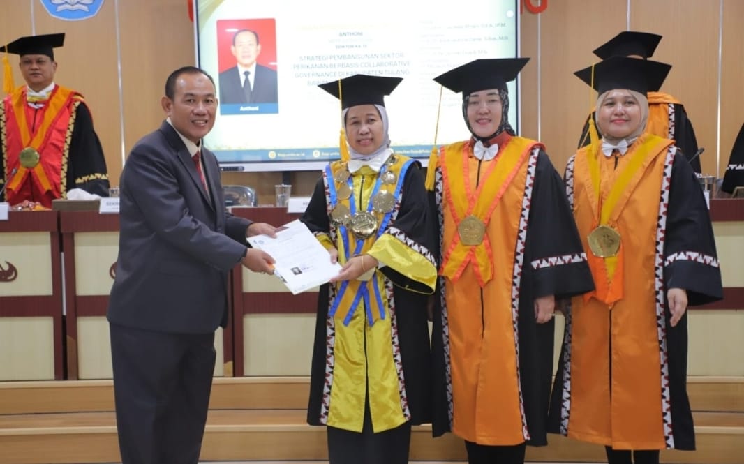 Anthoni Raih Doktor di FISIP Unila, Bedah Strategi Perikanan Tulang Bawang Lewat Collaborative Governance