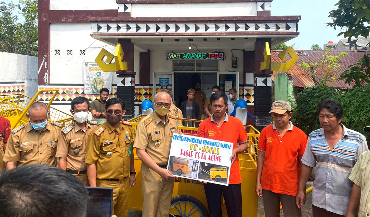 Sekkab Tanggamus Serahkan Gerobak Sampah dan Motor 