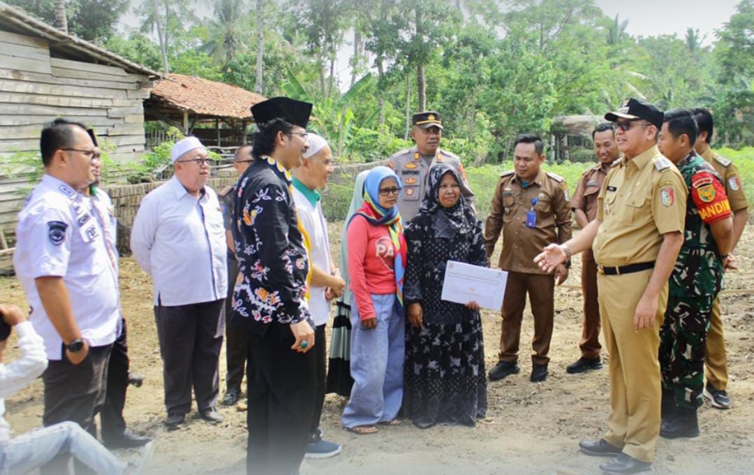 Gotong Royong Baznas - Pemkab Tulang Bawang Bedah Rumah Warga Kurang Mampu