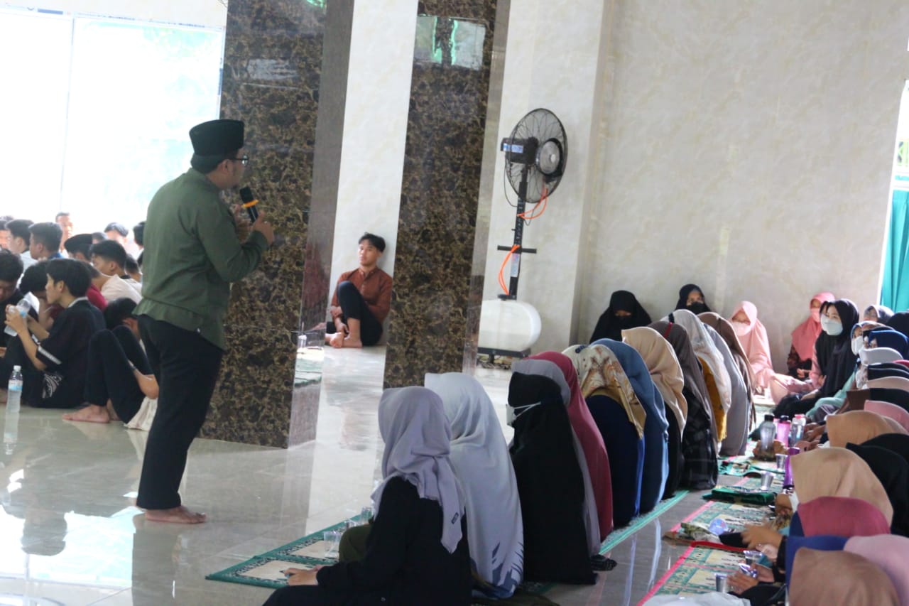 SMAN 9 Bandar Lampung Gelar Tausyiah Sambut 1 Muharam 1444 Hijriyah, Ini Pesan Ustad Asep Qolis