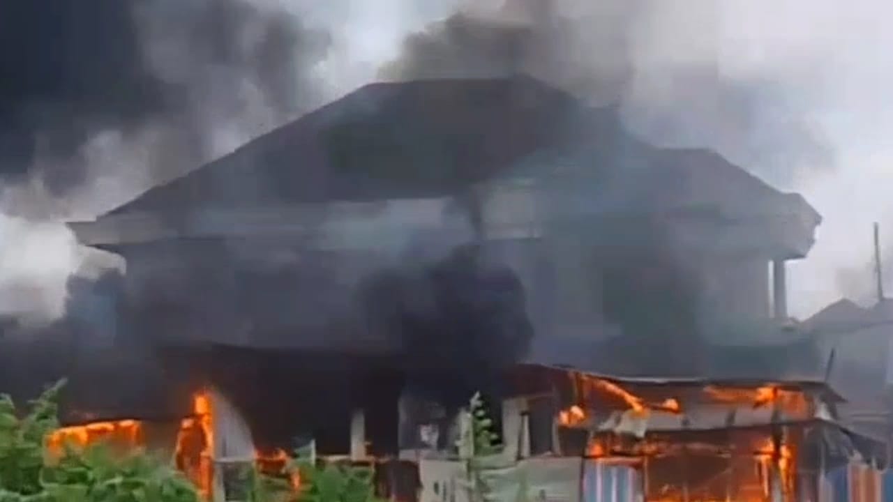 Diduga Gegara Membakar Sampah, Rumah dan Toko Pakaian Bekas di Labuhan Ratu Ludes Terbakar