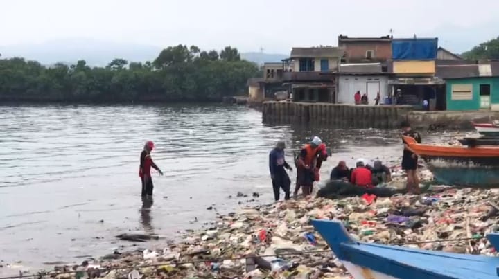 Nelayan Sukaraja Keluhkan Limbah Cemari Laut, Hasil Tangkapan Ikan Menurun Drastis