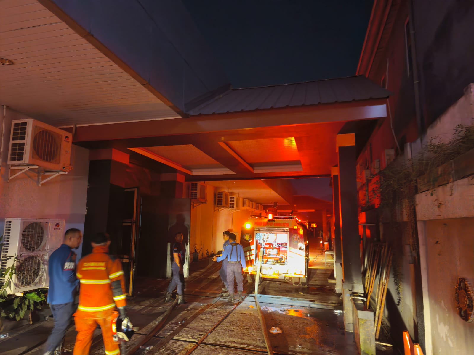 Kebakaran Hebat Hanguskan Hiburan Malam di Garuntang, 48 Personel Dikerahkan 