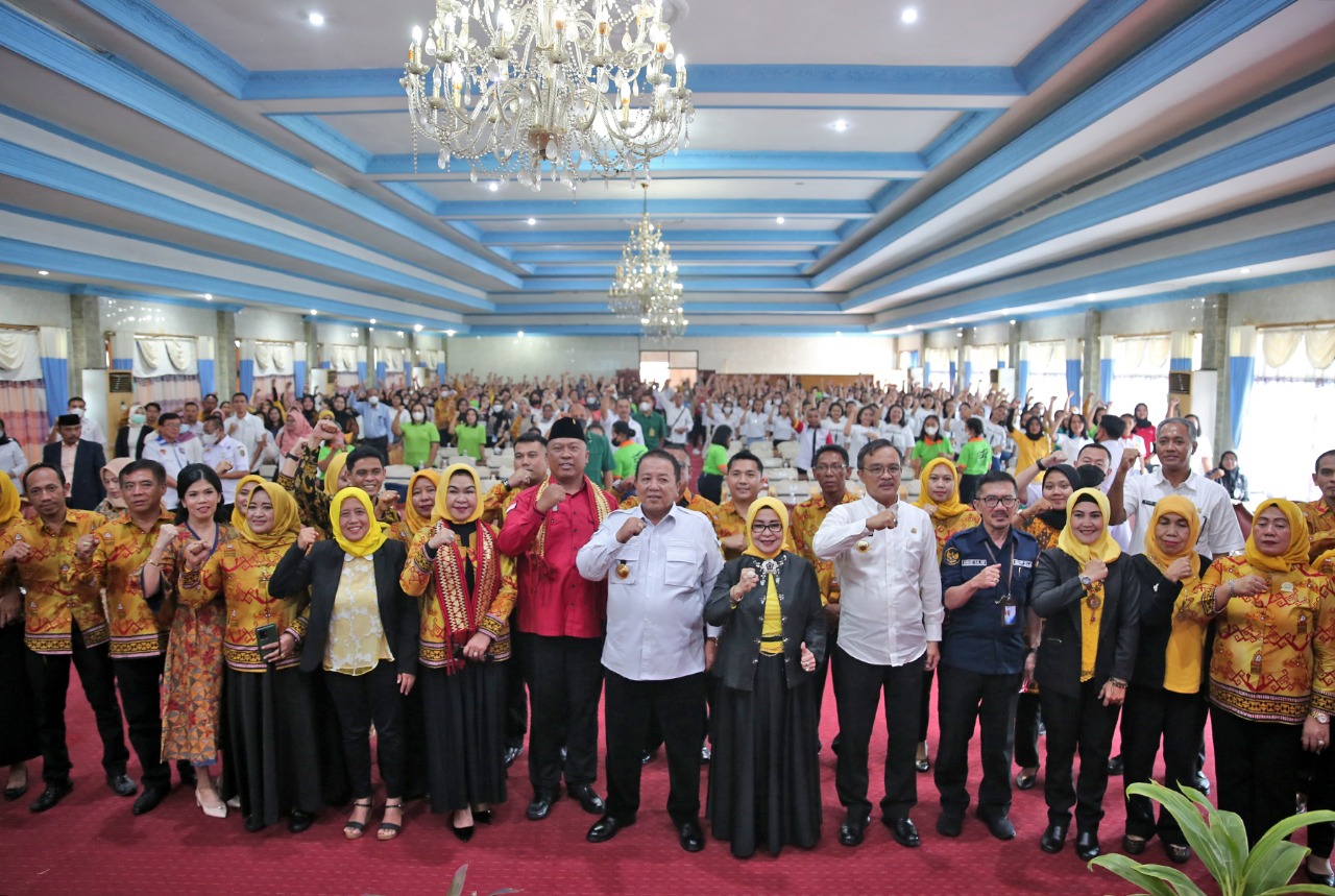 Hadiri Pelantikan AP2TKI Lampung, Gubernur Arinal Serahkan Dokumen CPMI untuk 250 Pekerja Migran