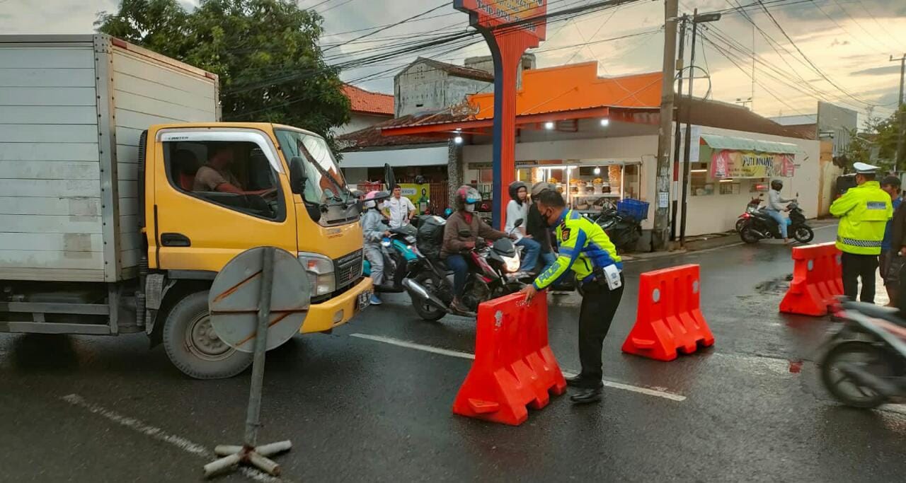 Jalan Amblas, Polisi Lakukan Pengalihan Arus Lalu Lintas