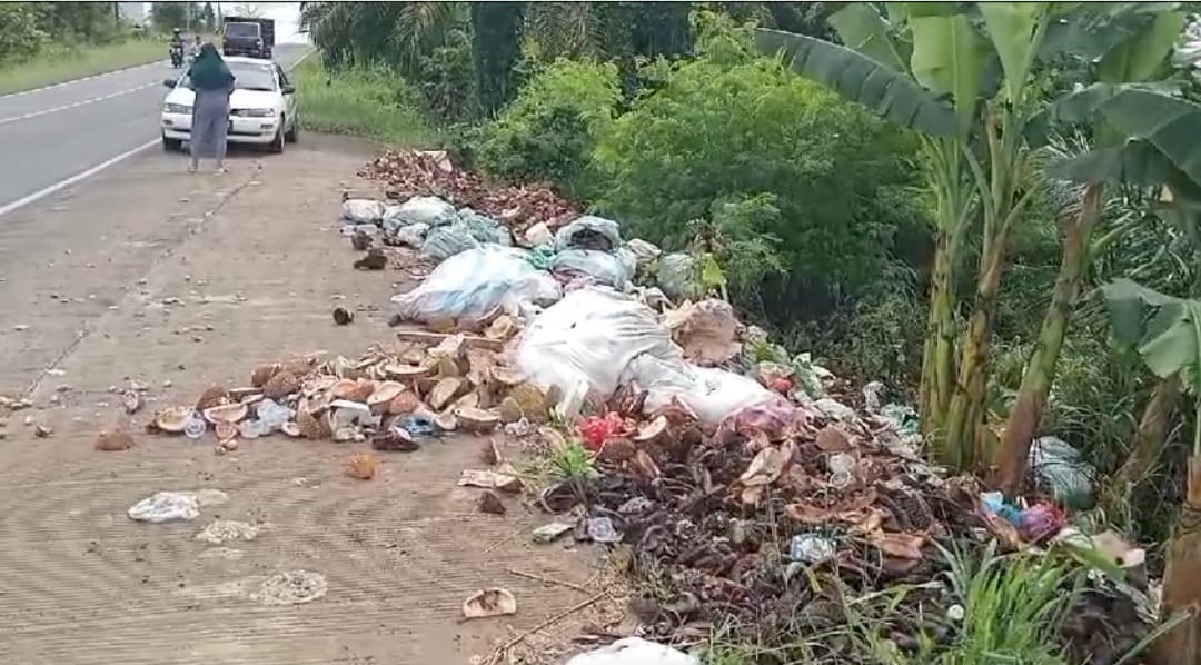 DLH Mesuji Imbau Pedagang Durian jangan Buang Sampah Sembarangan