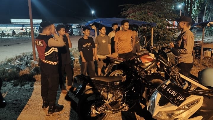 Polsek Gadingrejo Bubarkan Balap Liar di Jalur Lintas Barat, Pelaku Kabur Saat Dirazia