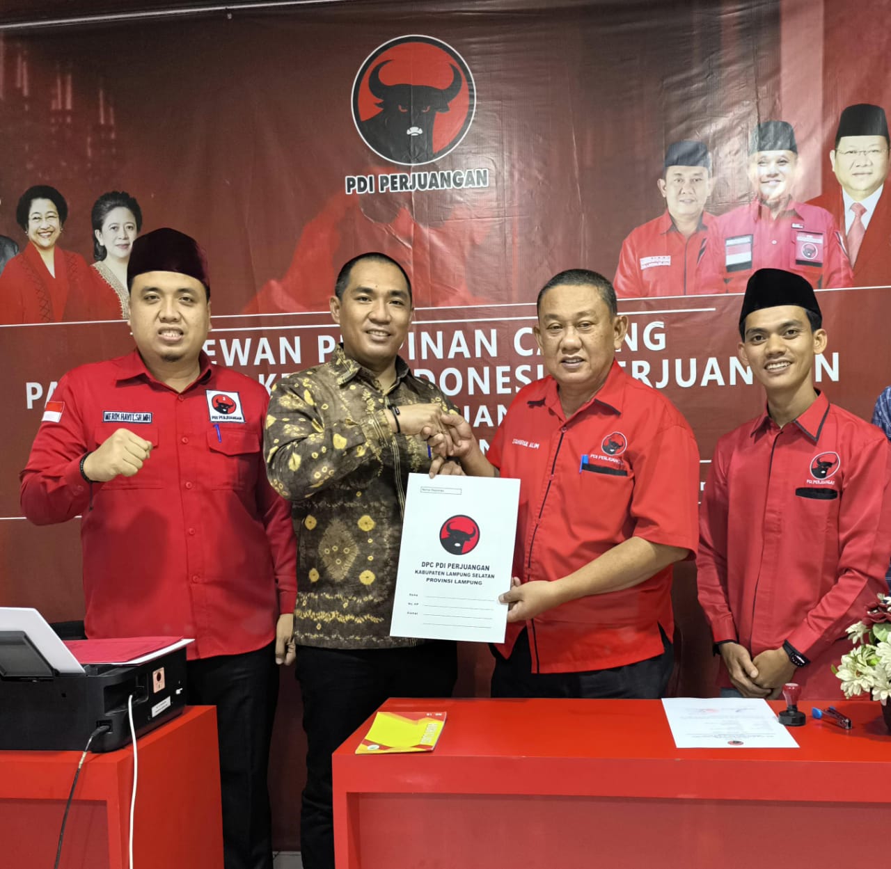Nanang Ermanto Mendaftarkan Sebagai Bakal Cakada di Kantor DPC PDI Perjuangan Lampung Selatan