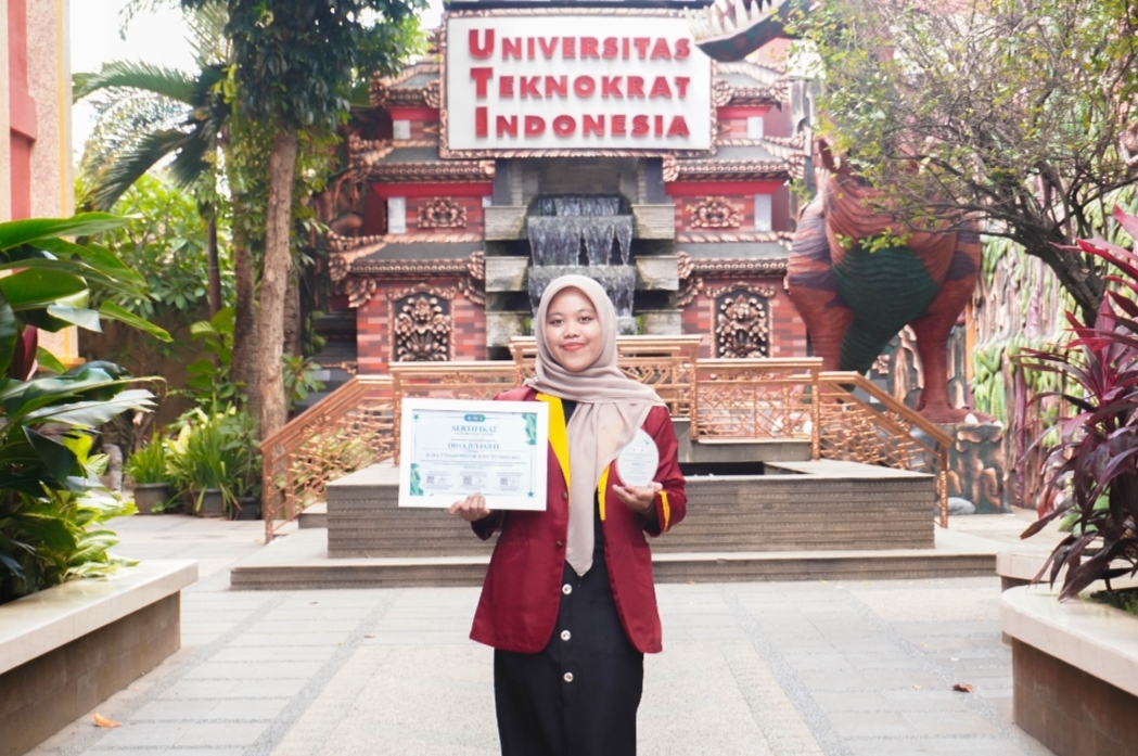 Mahasiswi FEB Teknokrat Raih Juara 3 Nasional Lomba Desain Poster di KOMNAS 2025 Di Unila